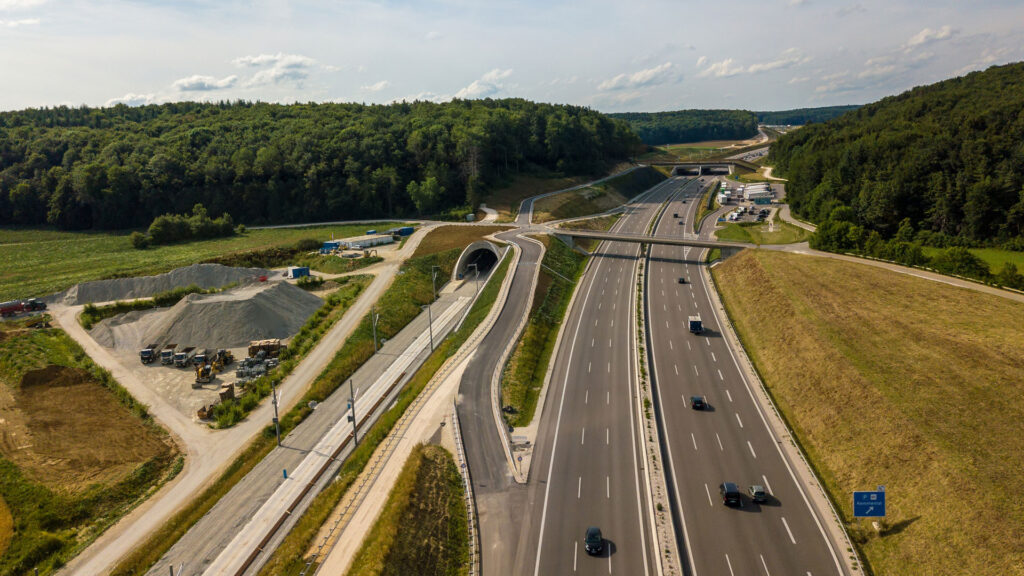 Luftaufnahme der Autobahn A8 auf der Schwäbischen Alb zwischen Ulm und Merklingen mit Baustellen